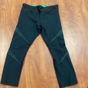 Black Lorna Jane crops